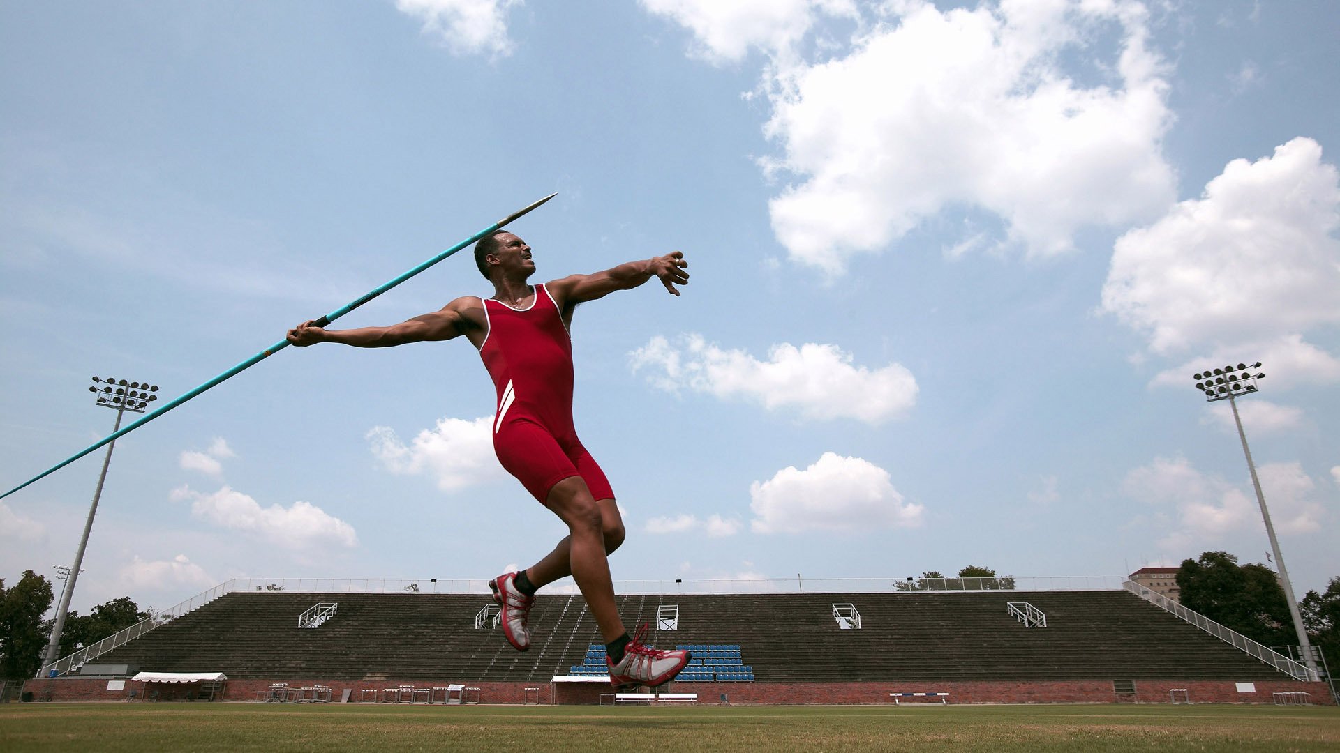 布劳恩全场出场31分钟，10中7得到21分4板3助攻，布劳恩公司代表作品